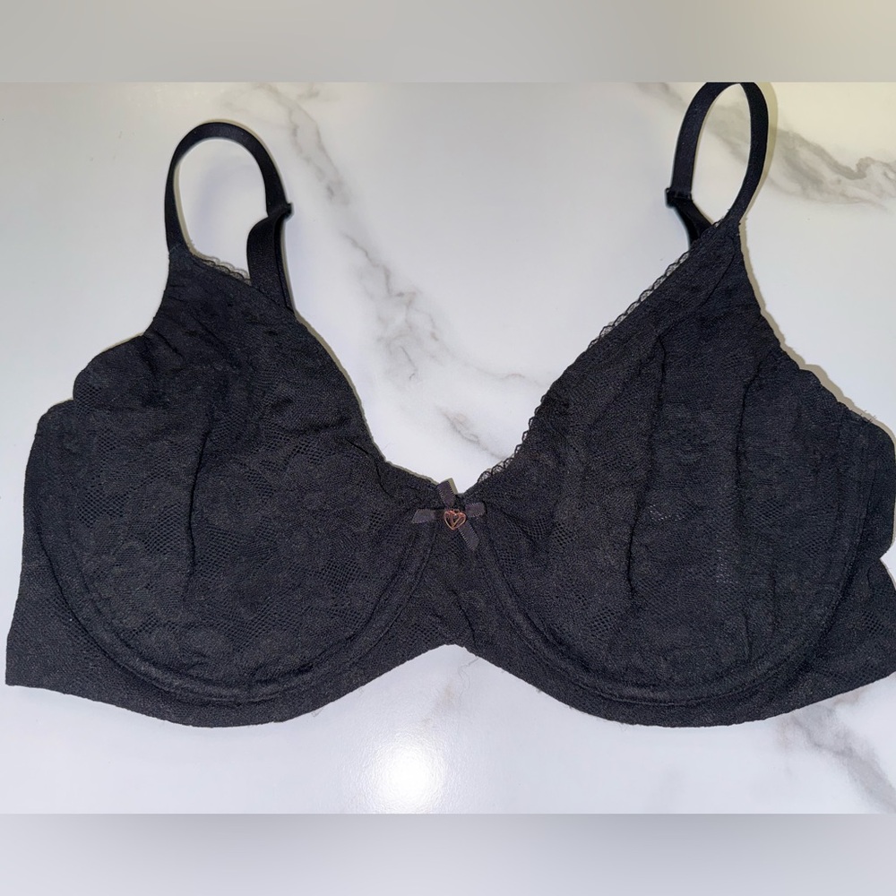 Victoria’s Secret (36DD) Black Body By Victoria Minimizer Bra